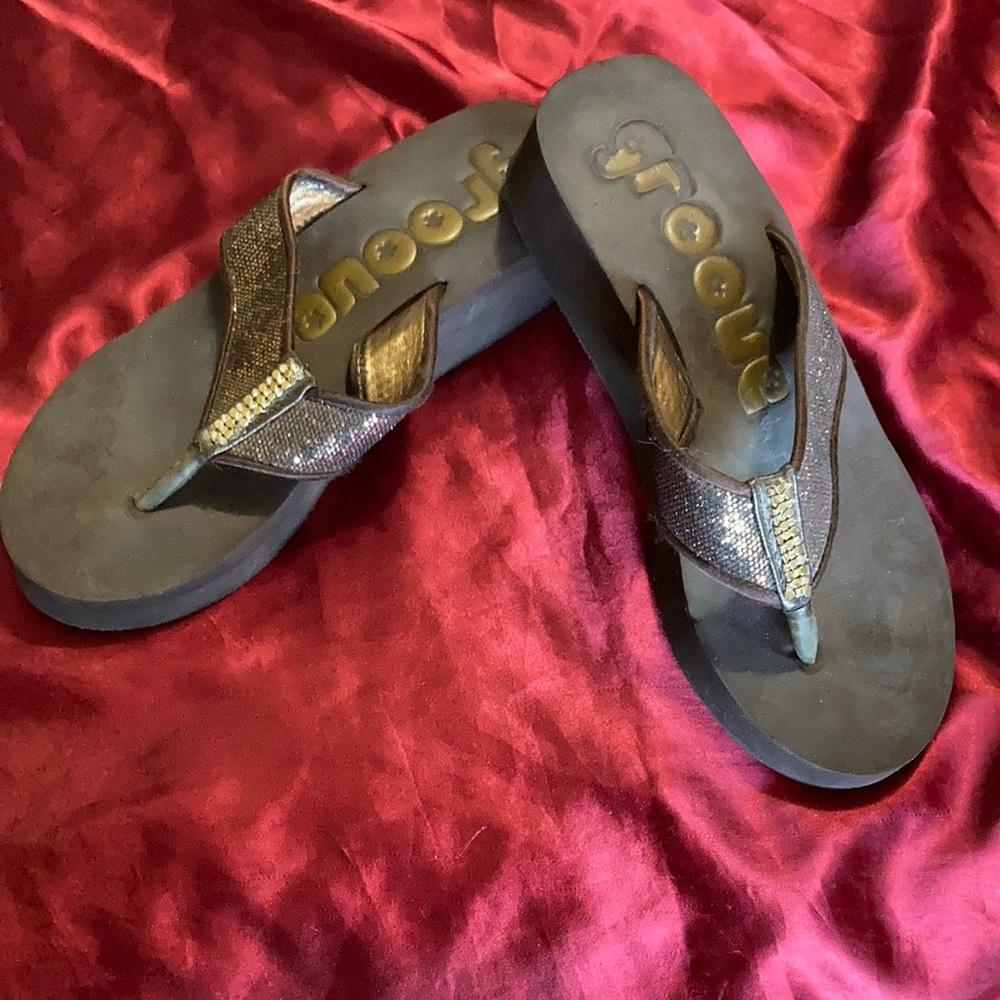 Groove wedge sandals size 9